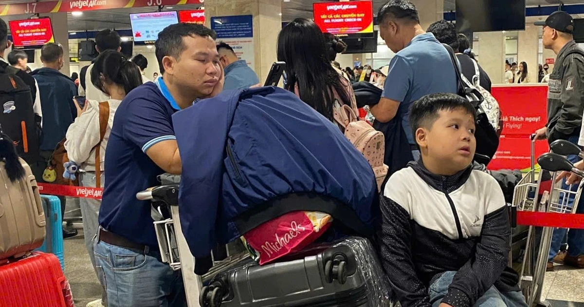 Giá vé máy bay Tết 'leo thang', lựa chọn nào cho hành trình về quê?