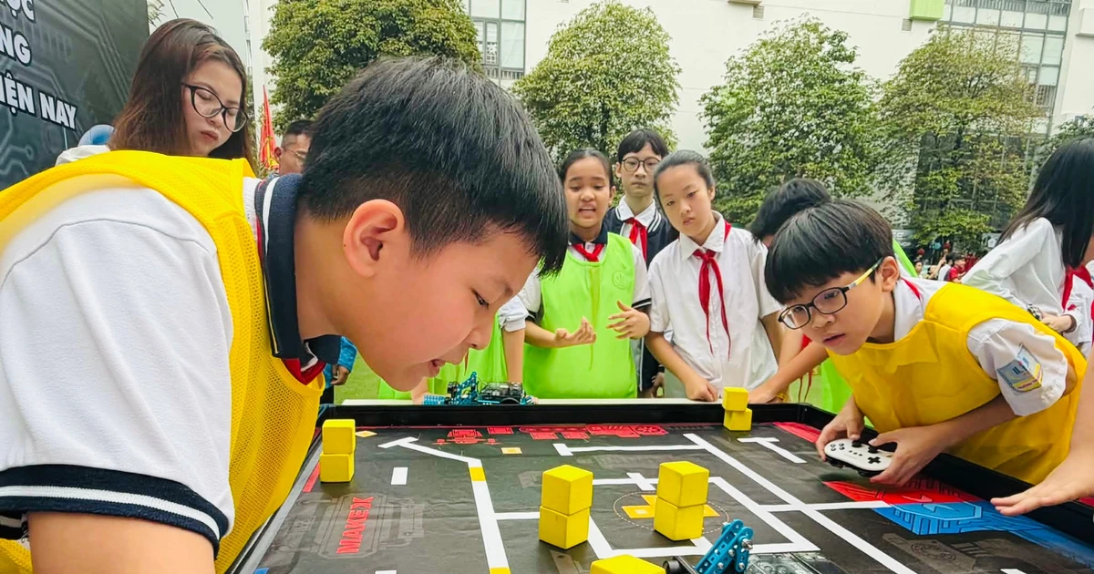 Học sinh thi đấu robot tại hội thi STEM - AI - ROBOTICS