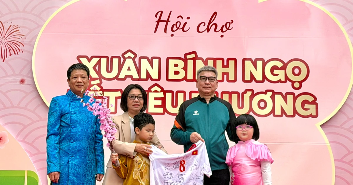 Trường tổ chức hội chợ xuân, áo cầu thủ U23 được bán với giá 46 triệu đồng