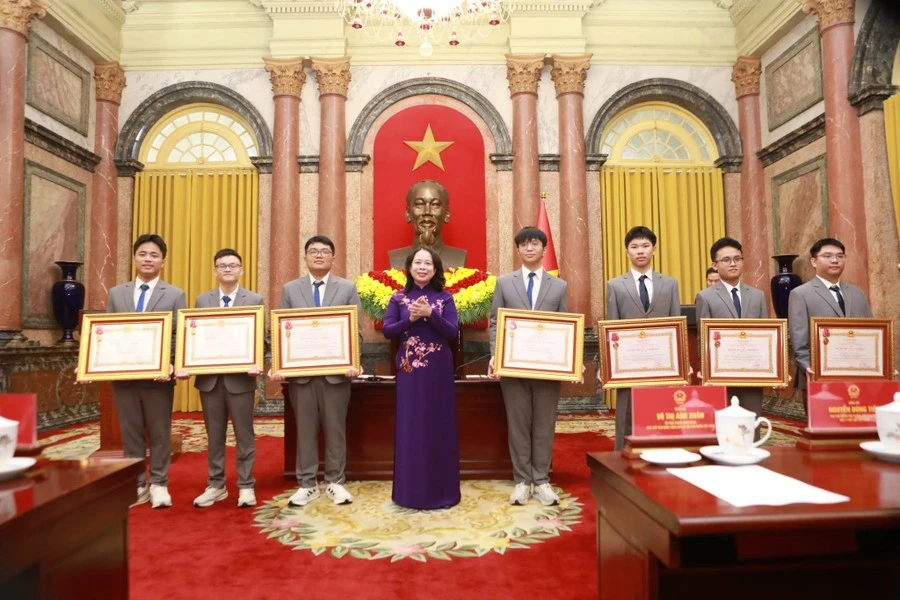 19 học sinh vinh dự nhận Huân chương Lao động