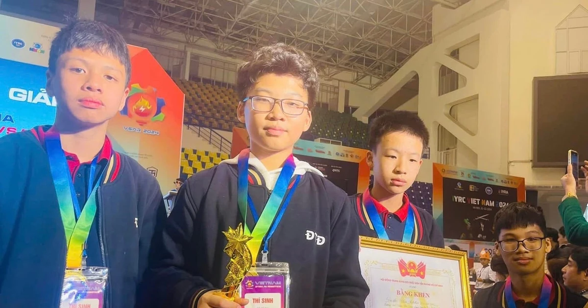 Chuyện chưa kể về nhóm học sinh 'ăn ngủ cùng robot'