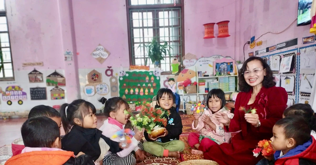 Lương chỉ 4 triệu, cô giáo vùng khó vẫn giữ lớp, nuôi trẻ bằng mô hình 'bán trú dân nuôi'