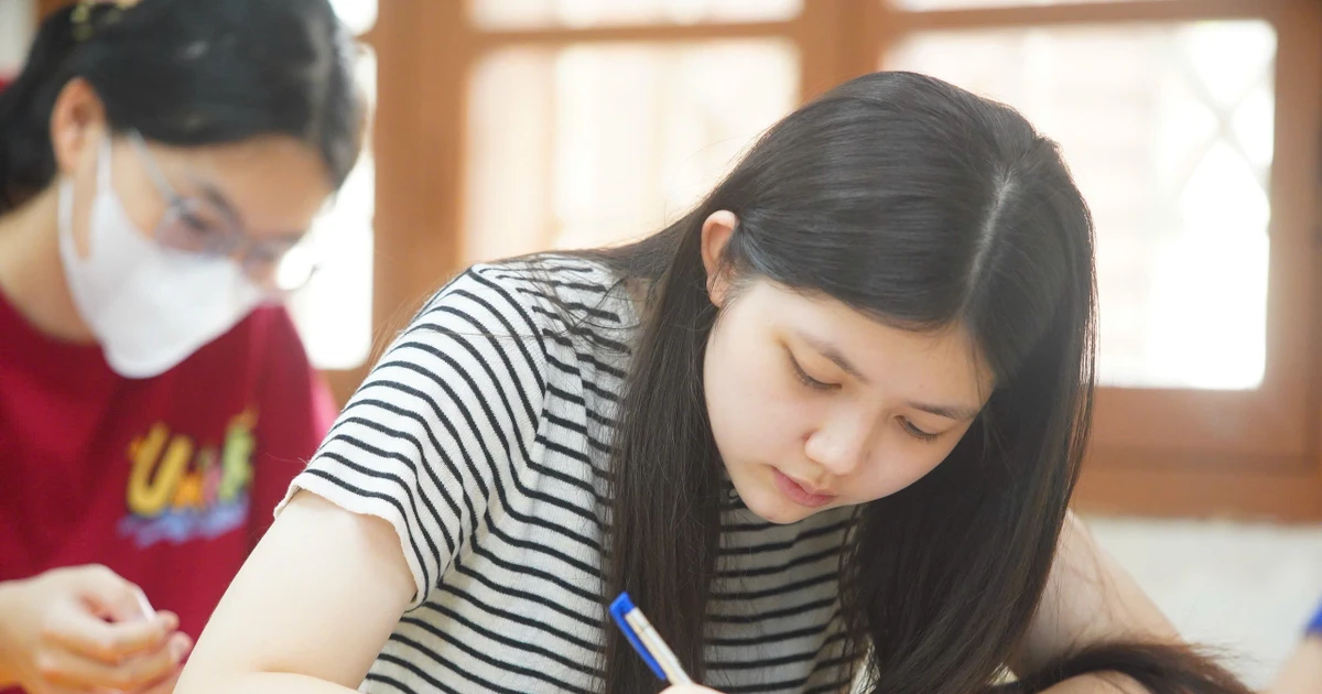 Phổ điểm môn tiếng Anh Tốt nghiệp THPT, điểm 10 tăng vọt