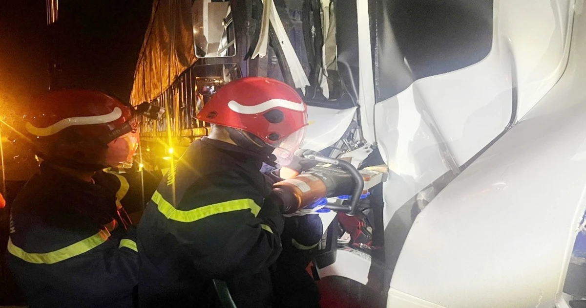 Dùng máy cắt thủy lực giải cứu 2 người mắc kẹt trong cabin sau tai nạn ở TPHCM