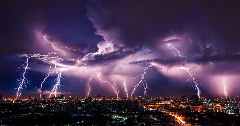 Hà Nội, Ninh Bình, Hưng Yên hứng chịu hàng trăm cú sét đánh