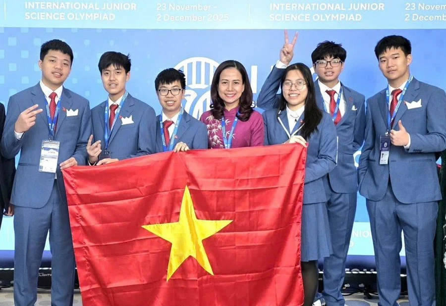Học sinh Việt Nam xuất sắc giành 6 huy chương tại Kỳ thi Olympic Khoa học trẻ quốc tế (IJSO)