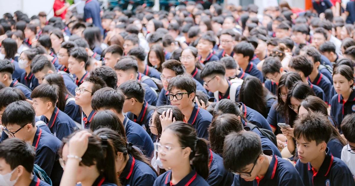 Học sinh vừa quay lại trường học, phụ huynh nhận 'trát' nộp nhiều khoản thu vô lý