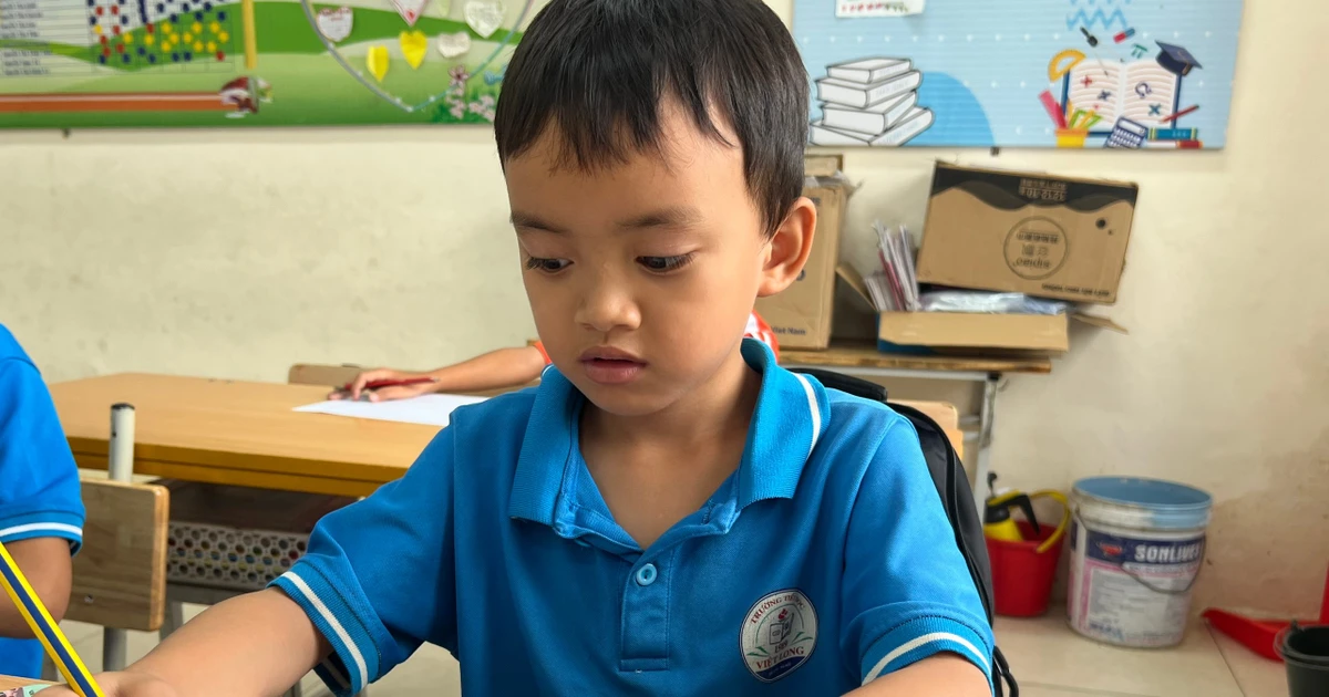 Hà Nội: Nhiều học sinh vẫn phải dùng thuyền đi học