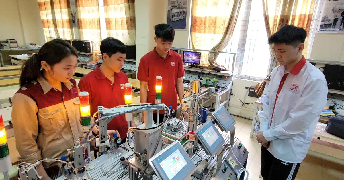 Làm sao để công nhân lắp ốc vít, sửa ô tô cũng 'thạo' tiếng Anh