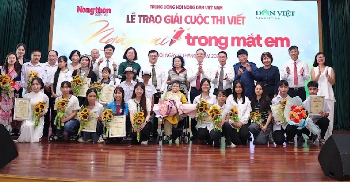 Cậu học trò ngồi xe lăn truyền cảm hứng tại lễ trao giải 'Ngày mai trong mắt em'