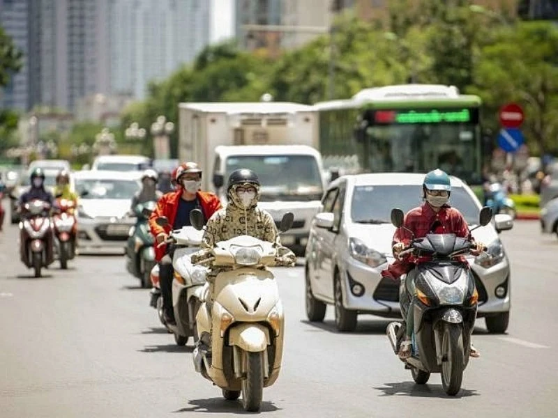 Nắng nóng gay gắt bao phủ toàn miền Bắc
