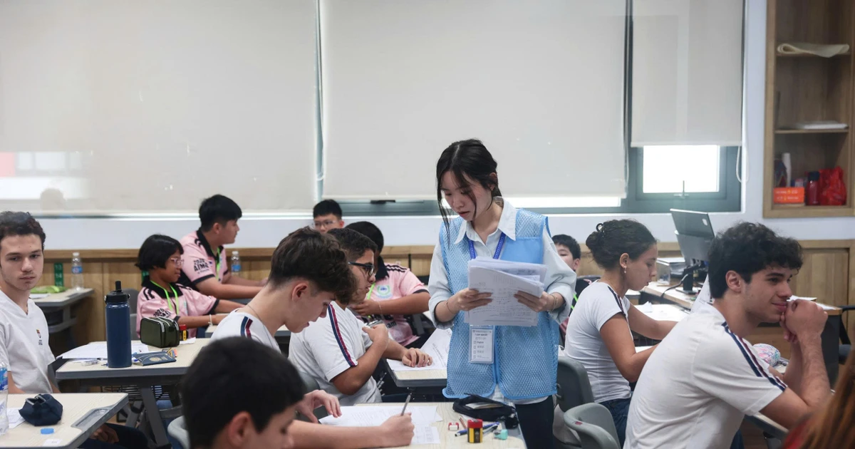 Học sinh Việt Nam 'bắn' tiếng Anh ấn tượng chào mừng thí sinh quốc tế dự Chung kết AIMO