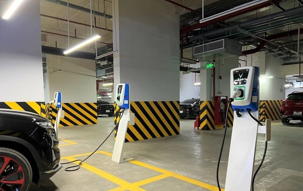 Quy định mới: Chung cư bắt buộc có khu vực riêng cho ô tô, xe máy điện