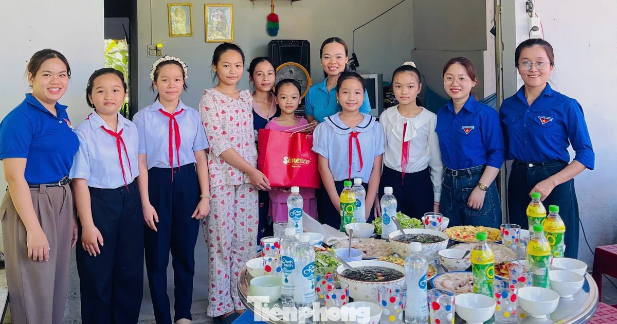Cô trò mang 'bữa cơm đội viên' sưởi ấm nhà học sinh khó khăn