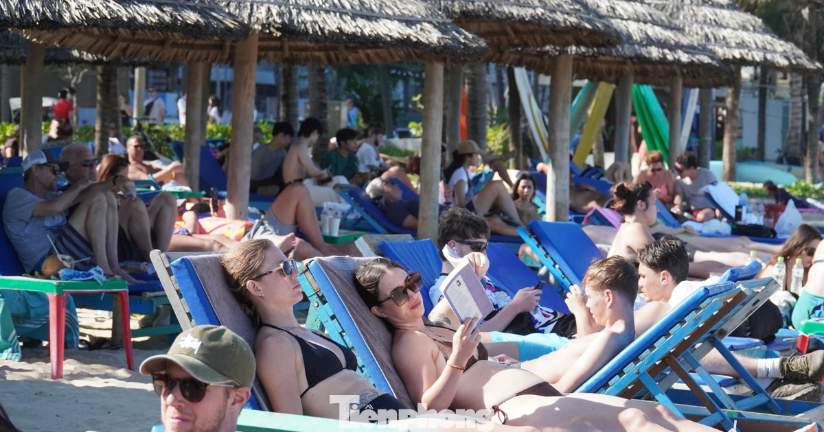 Khách Tây đổ ra biển Đà Nẵng đông không tưởng