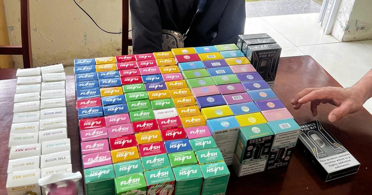 Kiểm tra người bê thùng giấy nghi vấn, phát hiện hàng trăm máy thuốc lá điện tử