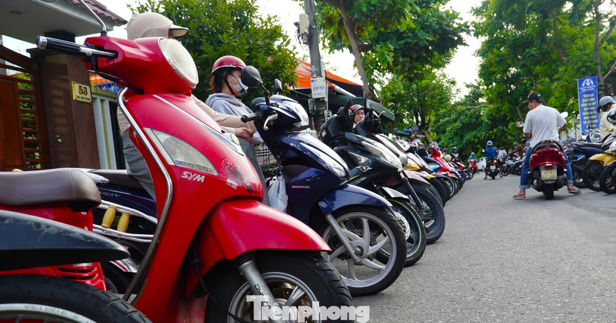 Phụ huynh xếp xe thẳng như căng chỉ trước trường học Đà Nẵng