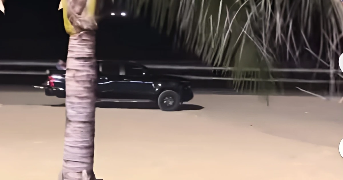 Ô tô 'vô tư' chạy xuống bãi biển Đà Nẵng