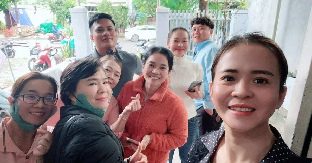 Trao lại túi vàng cho người để quên trong bao áo quần từ thiện