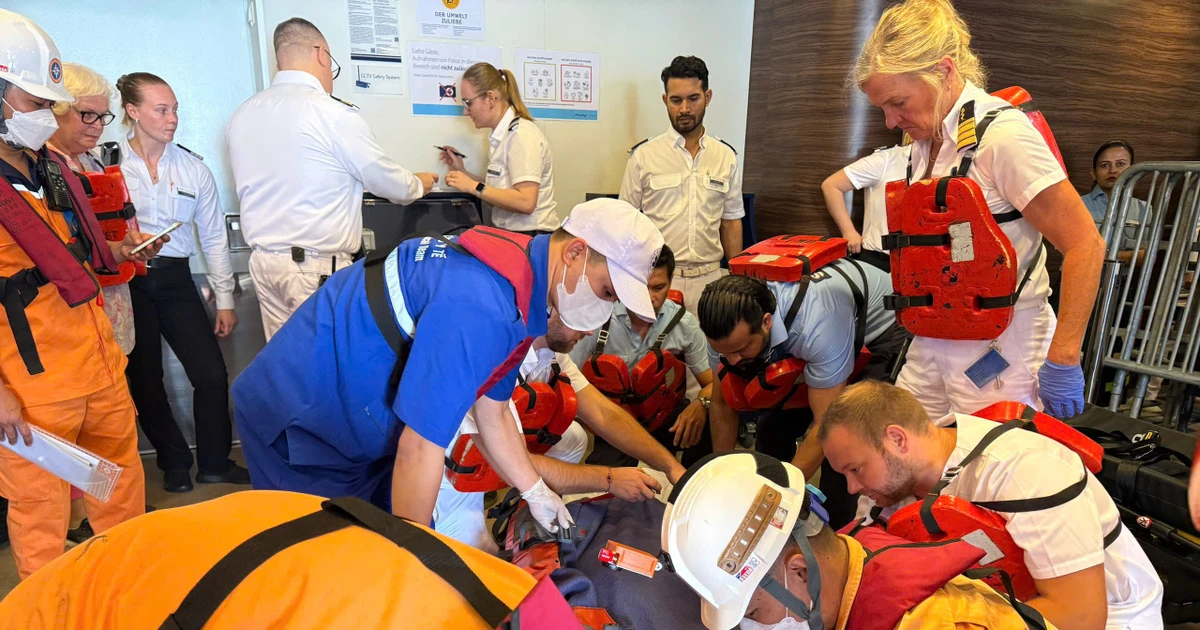 Cứu du khách nước ngoài nguy kịch trên biển ngày 27 Tết