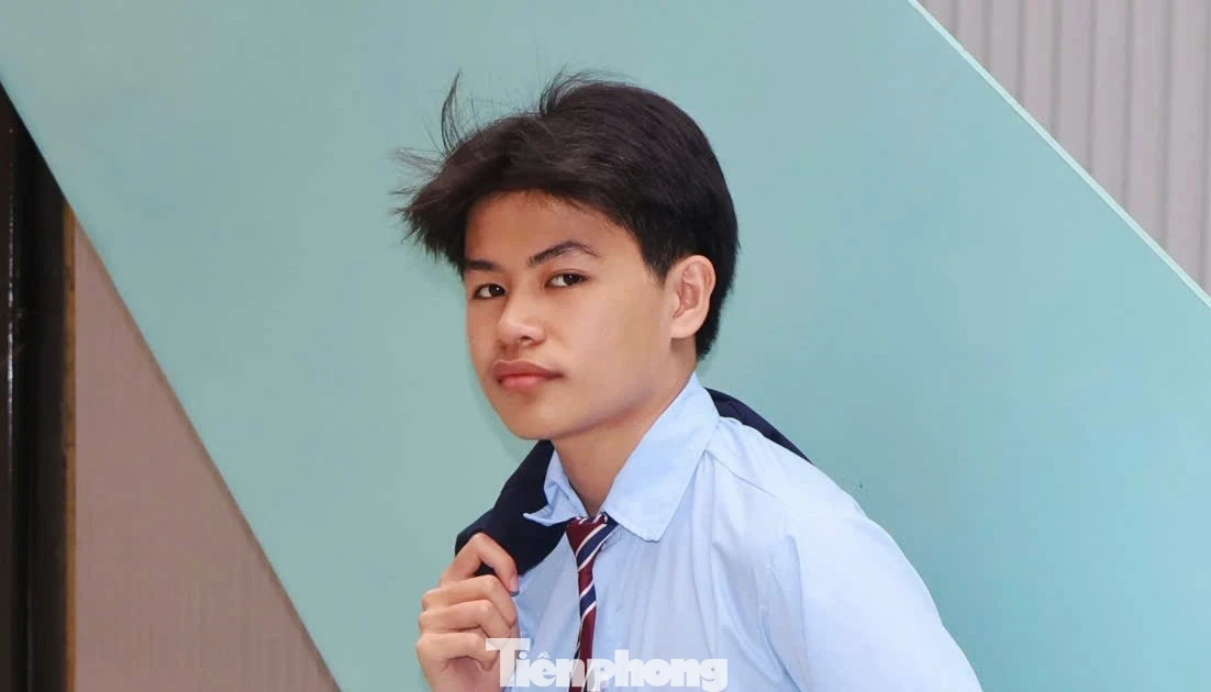 Thủ khoa cùng lúc 3 tổ hợp ở Đà Nẵng: Ngồi vào bàn học đừng bao giờ nghĩ đến điện thoại