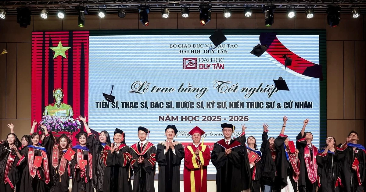 Đại học Duy Tân trao bằng tốt nghiệp, thưởng hơn 12 tỷ đồng cho sinh viên xuất sắc
