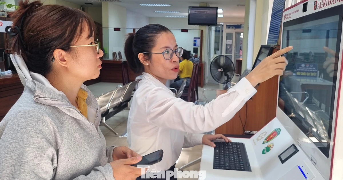 Người dân Đà Nẵng làm thủ tục 'vèo vèo' từ kiosk thông minh