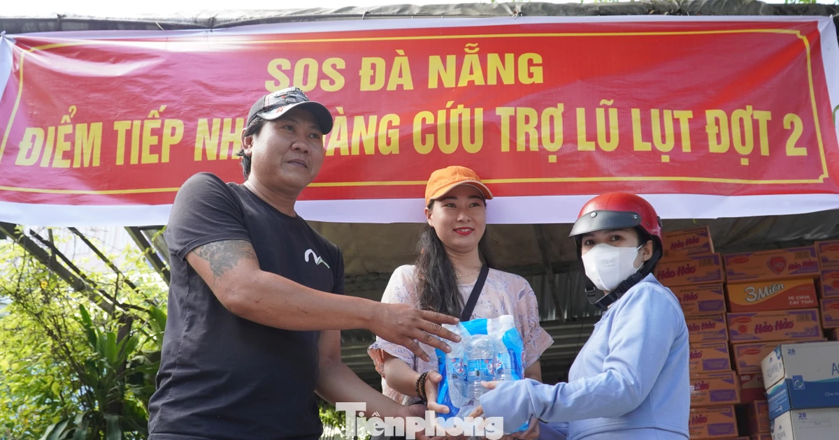 Từng thùng mì, lốc nước mang nghĩa tình Đà Nẵng đến miền Bắc lũ lụt