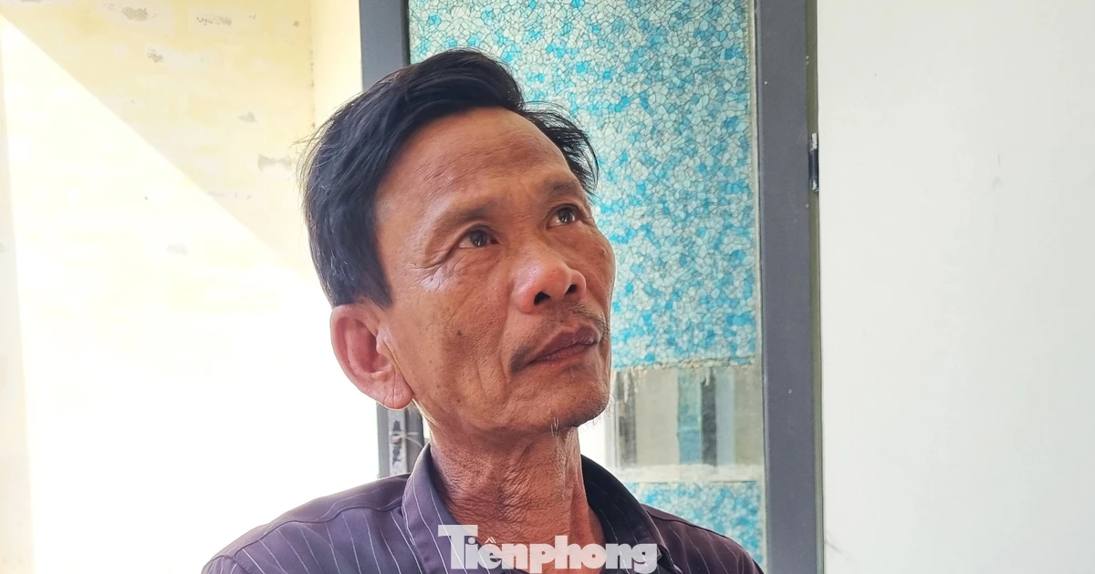 Cha già nín thở nhìn thợ lặn tìm con ở vùng biển Mũi Nghê