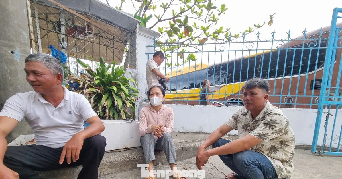 Chuẩn bị hương đèn khấn tìm con trôi giữa biển, người cha 'đứng tim' khi nghe con từ cõi chết trở về