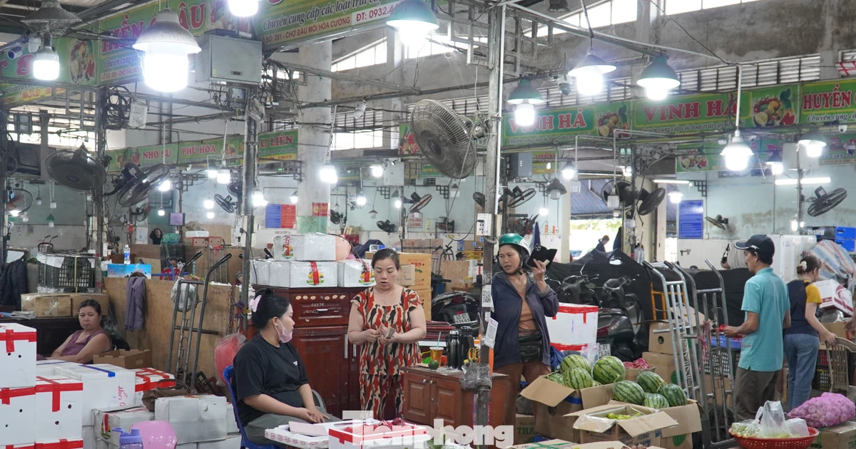 Tiểu thương chợ đầu mối 'đứng ngồi không yên' vì cước phí phi mã