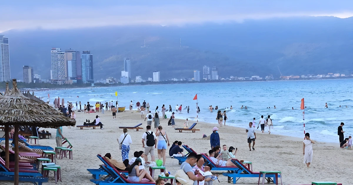 Dẹp vấn nạn lấn chiếm ở bãi biển đông khách Tây nhất Đà Nẵng