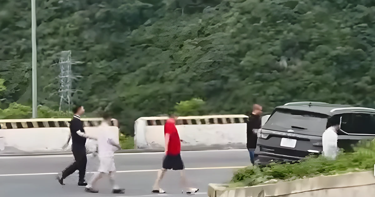 Xác minh clip nhóm người dừng ô tô ngay khúc cua trên đèo Hải Vân để ngắm cảnh