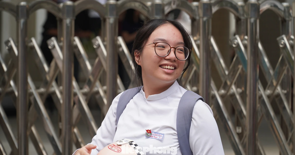 Nữ sinh Đà Nẵng coi áo dài là người bạn tinh thần trong suốt kỳ thi