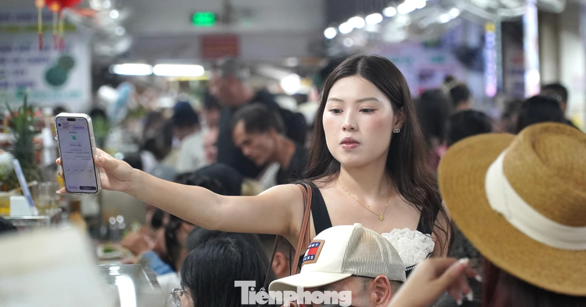 Toát mồ hôi nhìn du khách chen chân 'ăn sập' chợ Cồn Đà Nẵng