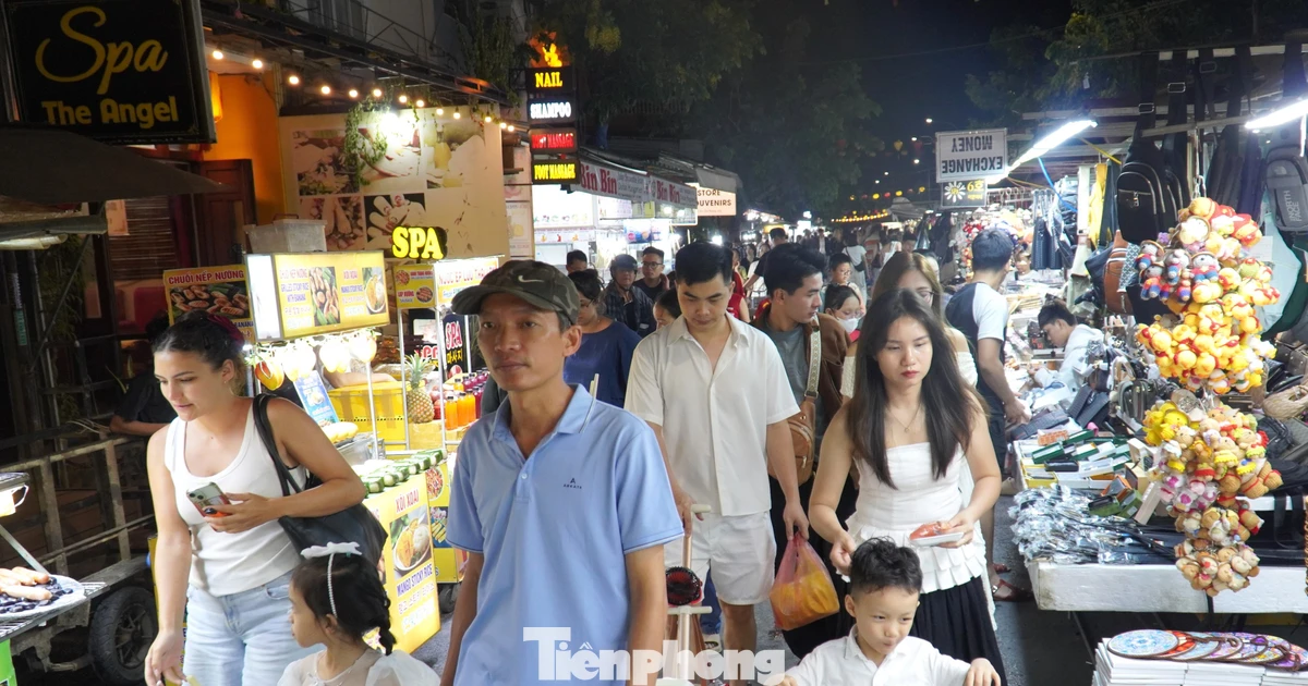 Du khách chen chân ở Hội An