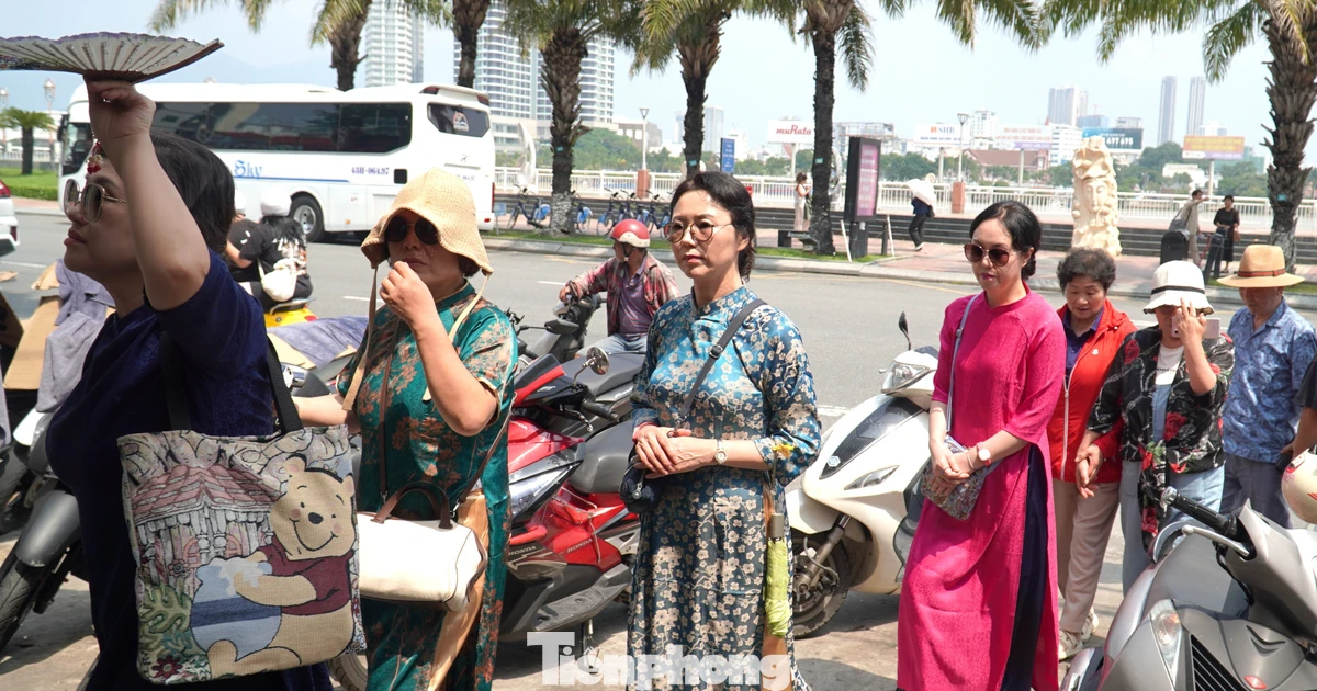 Khách Tây 'may nóng' áo dài, đu trend chụp ảnh Tết Việt