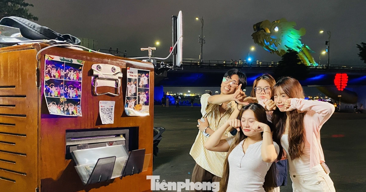 Photobooth dưới chân cầu Rồng Đà Nẵng hút bạn trẻ