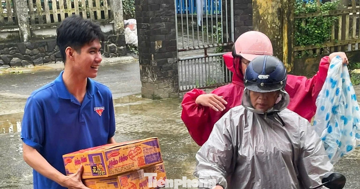 Vừa thoát lũ lại chung tay vì người dân vùng lũ