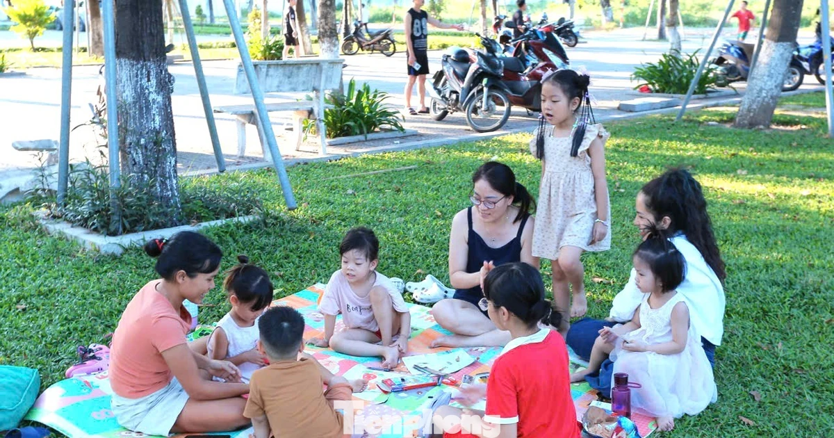 Đà Nẵng nóng như nung, người dân kéo nhau đi tìm bóng mát giải nhiệt