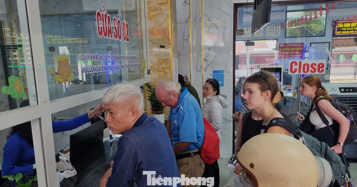 Trung chuyển cả ngàn khách bằng ô tô từ Đà Nẵng đến Lăng Cô