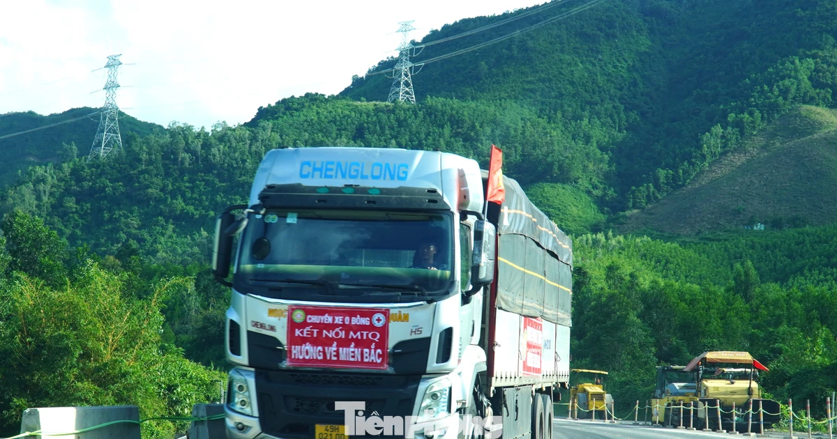 Ấm lòng những chuyến xe hướng về miền Bắc nối nhau trên cao tốc