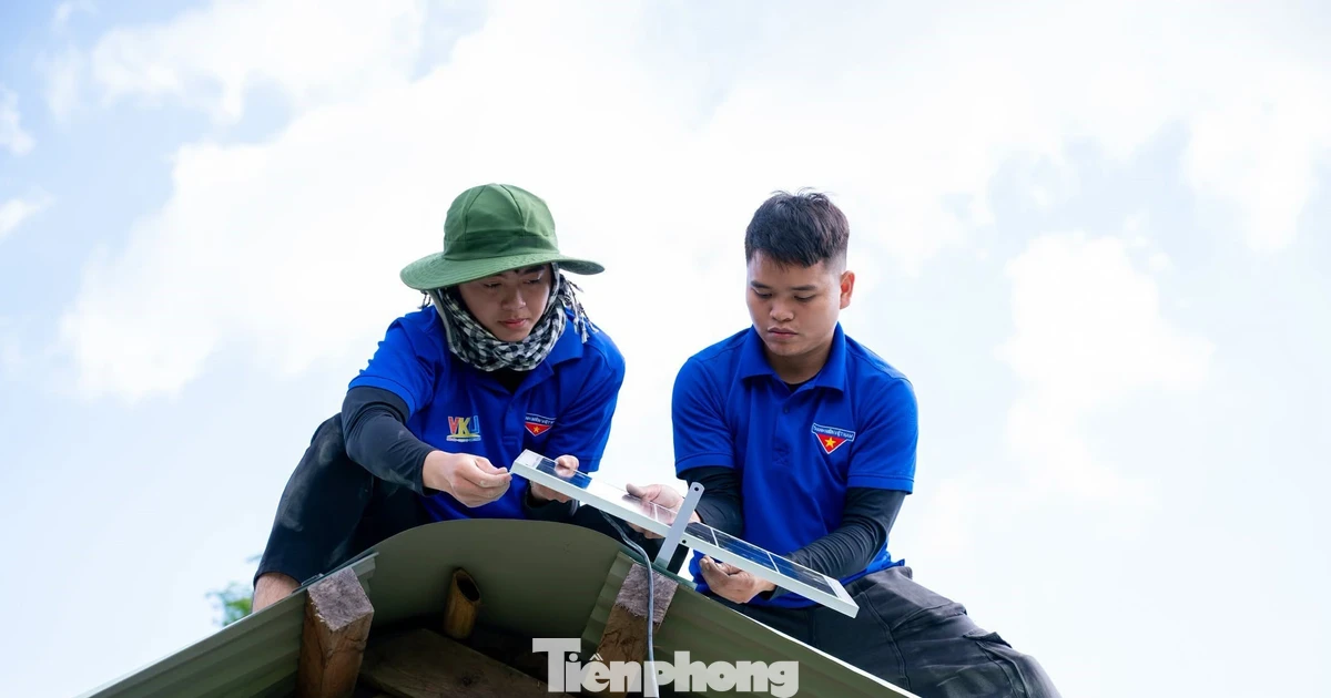 Sinh viên vượt đường đèo dốc lên thắp sáng vùng núi Đà Nẵng