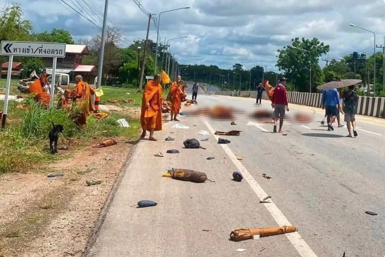 Thái Lan: Bé trai 11 tuổi lái xe lao vào đoàn hành hương, 26 nhà sư thương vong
