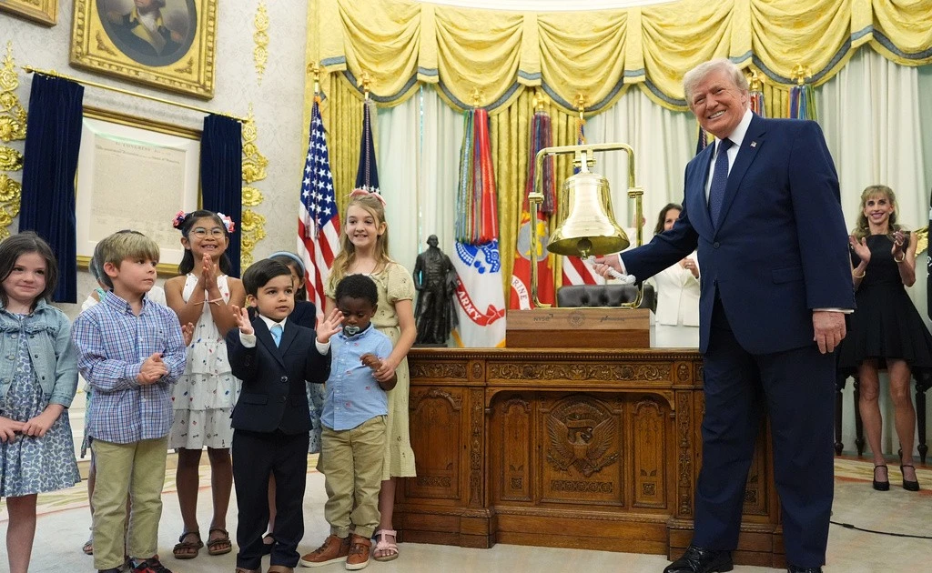 Tổng thống Trump rung chuông phiên giao dịch sàn chứng khoán từ Nhà Trắng, kỳ vọng bứt phá
