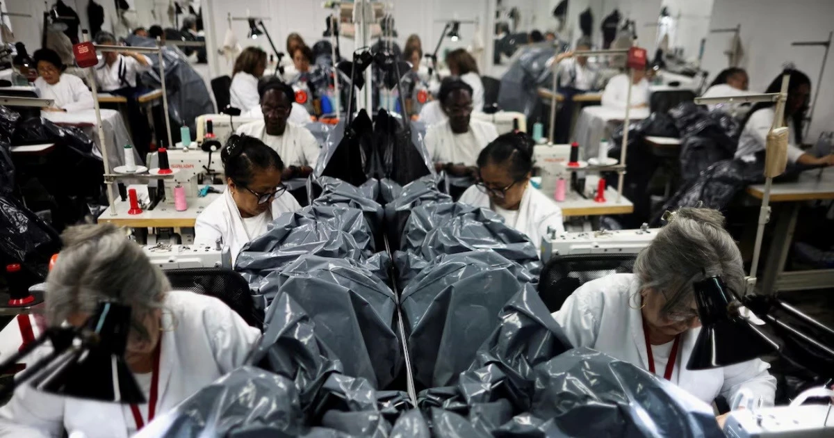 Xưởng thời trang chuyển sang may túi đựng thi thể sau thảm họa động đất Venezuela