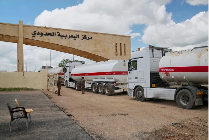 Hàng nghìn xe tải nối đuôi qua Syria, Iraq tìm lối thoát khỏi ‘nút thắt’ Hormuz