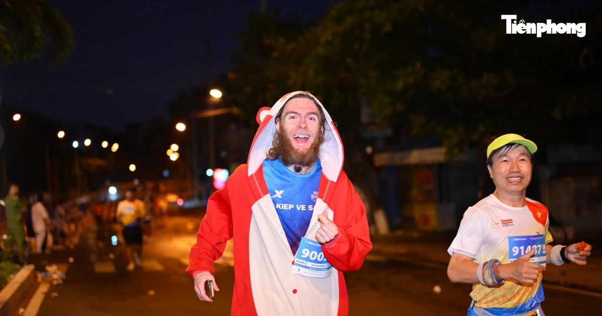 Câu chuyện về runner người Canada trót yêu đường chạy Tiền Phong Marathon