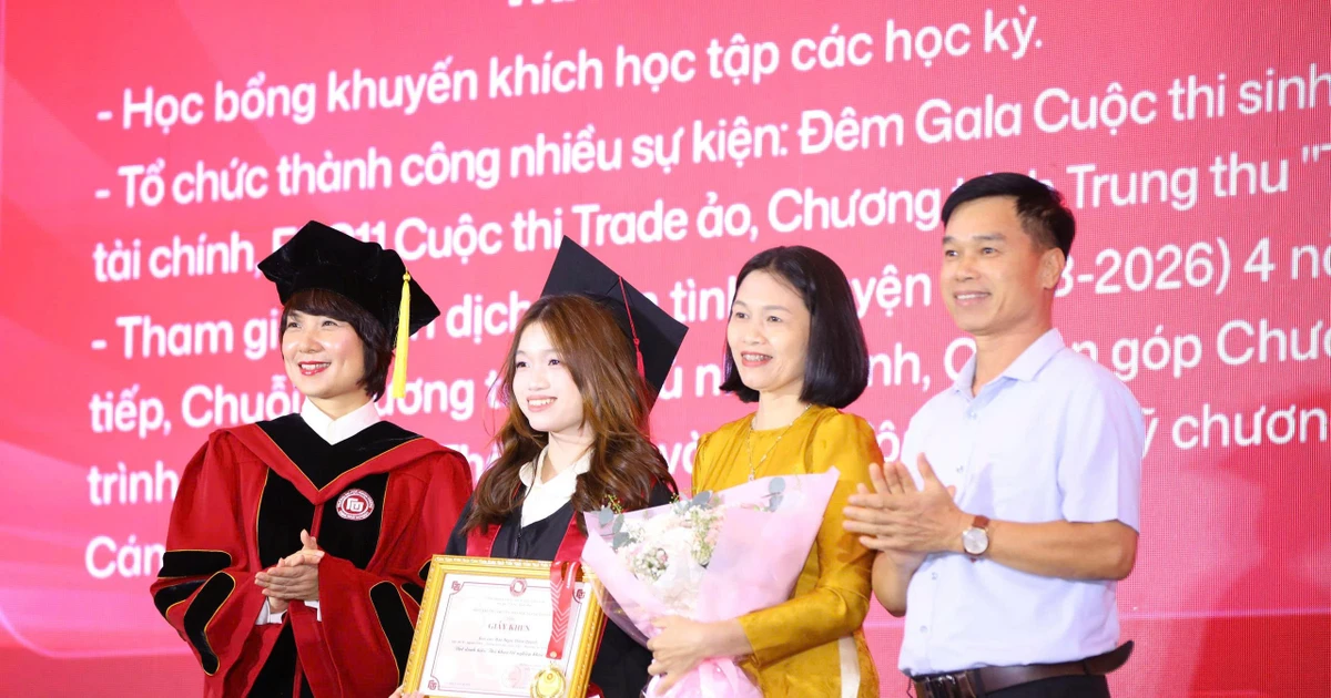 Lứa cử nhân đầu tiên của Ngoại thương TP.HCM chính thức tốt nghiệp