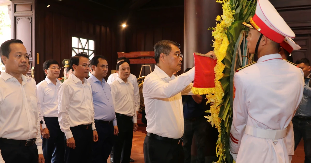 Thủ tướng Lê Minh Hưng dâng hương tri ân các Anh hùng liệt sĩ tại Điện Biên